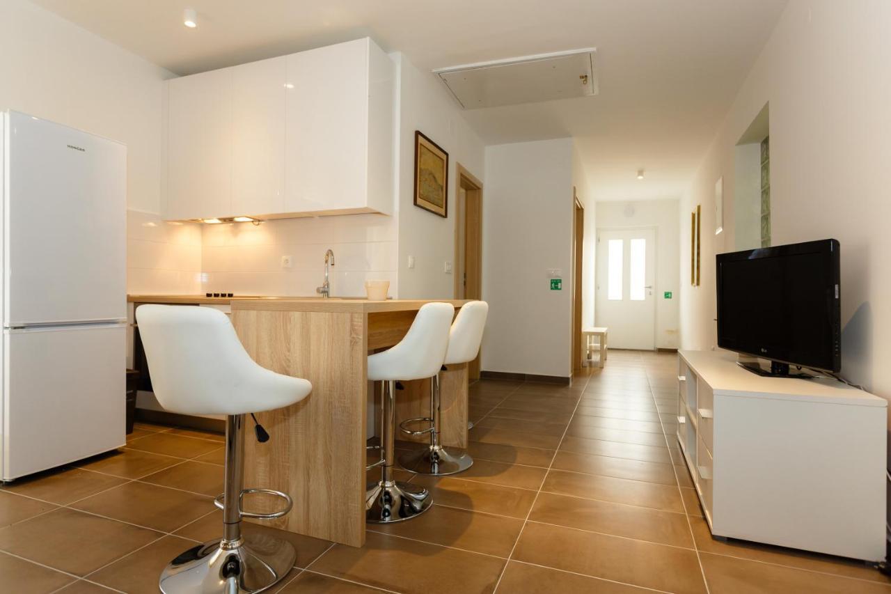 Villa Mirela Apartment Vrbnik Buitenkant foto