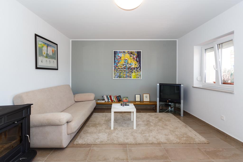 Villa Mirela Apartment Vrbnik Buitenkant foto