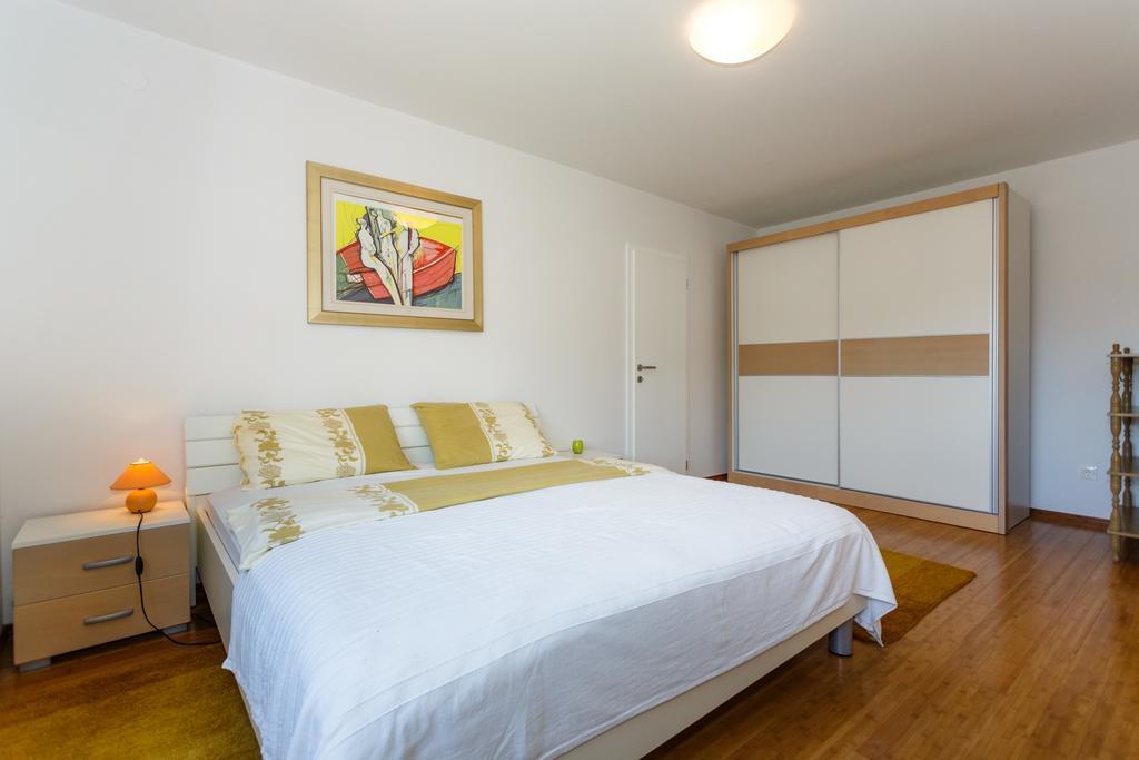 Villa Mirela Apartment Vrbnik Buitenkant foto